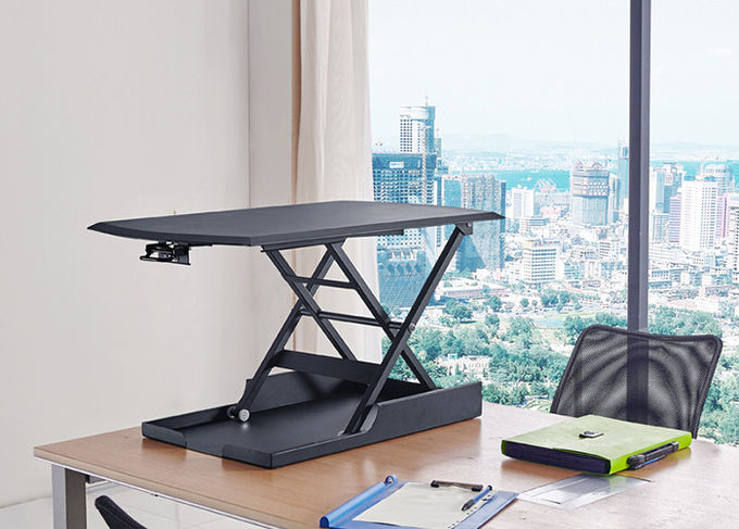 A mesa moderna do mobiliário de escritório da estrutura resistente, vertical senta e está a mesa